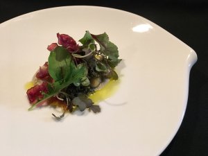 牡蠣のソテー 菊芋のピューレと紫芋のチップ